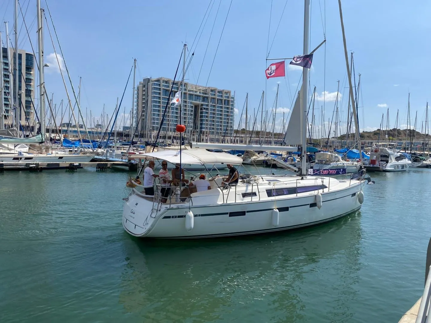 יאכטה ג'וי בי מהצד