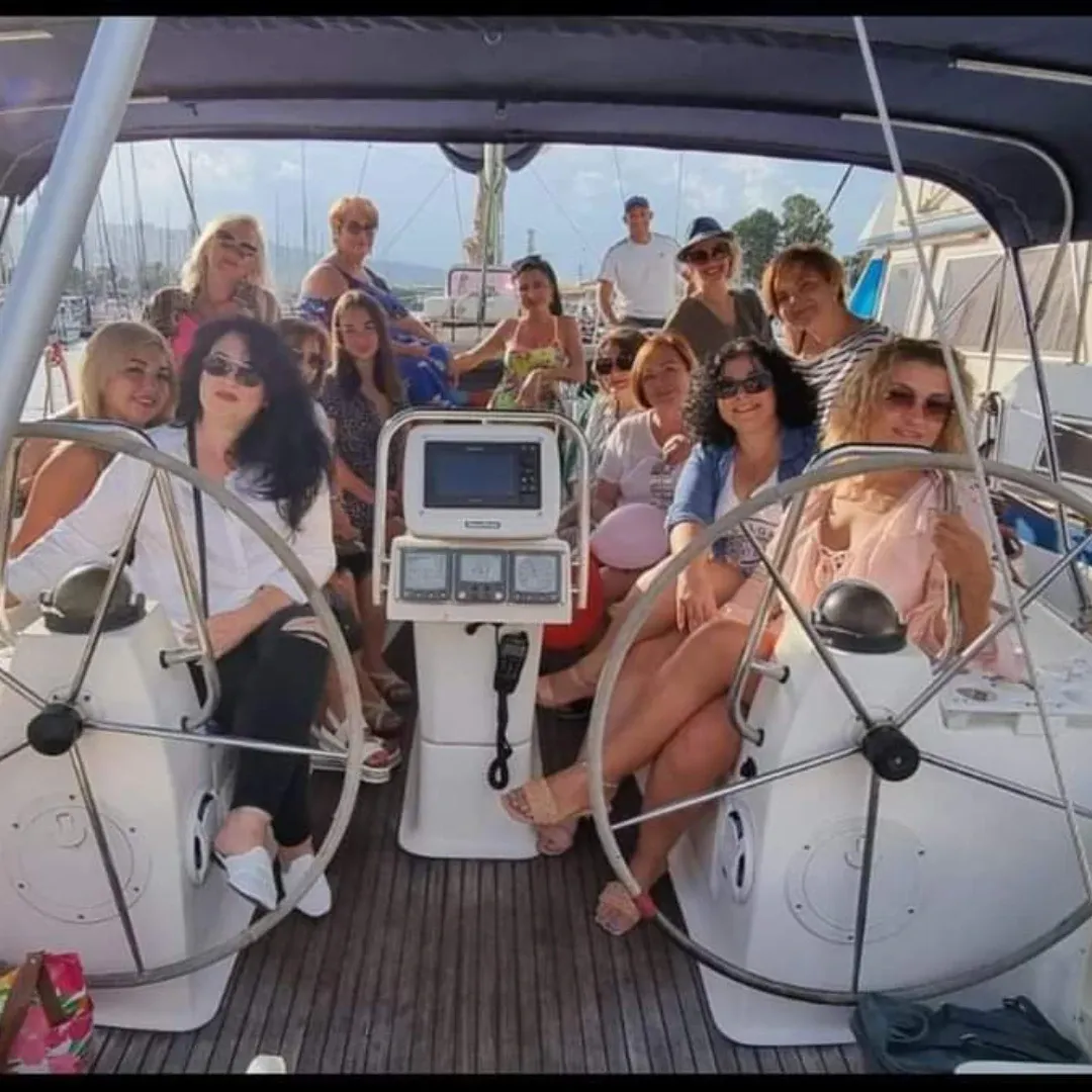 קבוצת עובדות ביום גיבוש יושבים יחד על סיפון יאכטה בחיפה