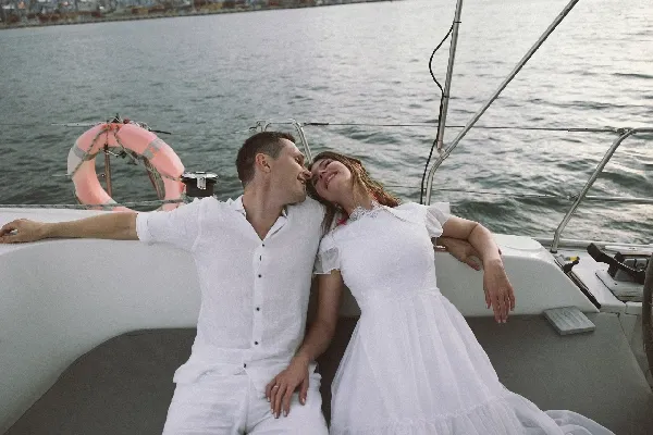 הצעת נישואים רומנטית של זוג על יאכטה בחיפה