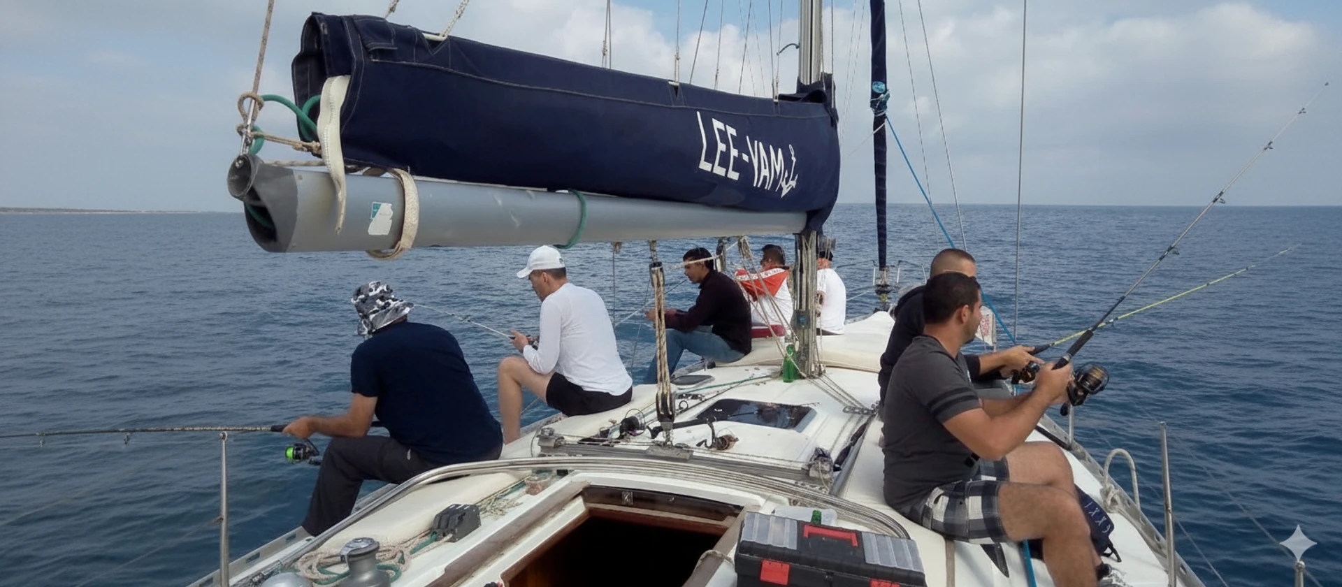 קבוצת אנשים דגים ביחד על סיפון יאכטה