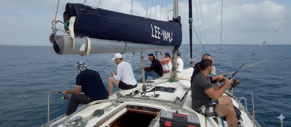 קבוצה בהפלגת דייג על יאכטה במרינה