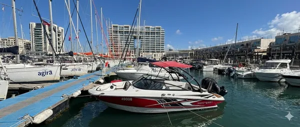 סירת מנוע אחמית