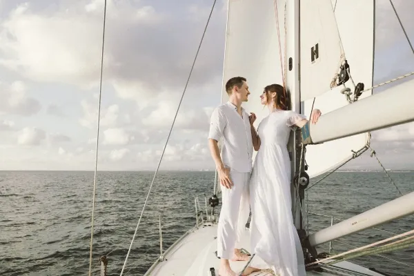 זוג מאושר על יאכטה בשקיעה רומנטית בים התיכון