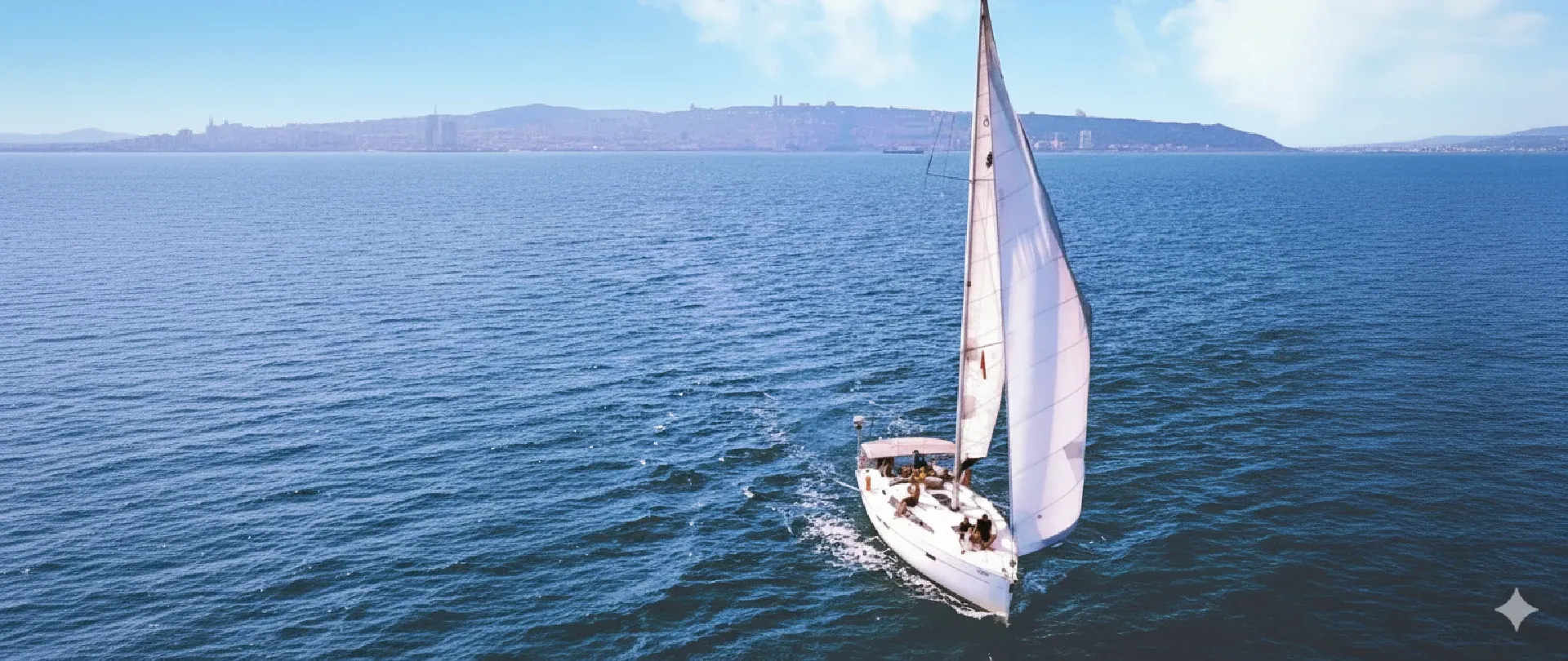 יאכטה מפרשית מפליגה בים הכחול הפתוח בדרך לקפריסין